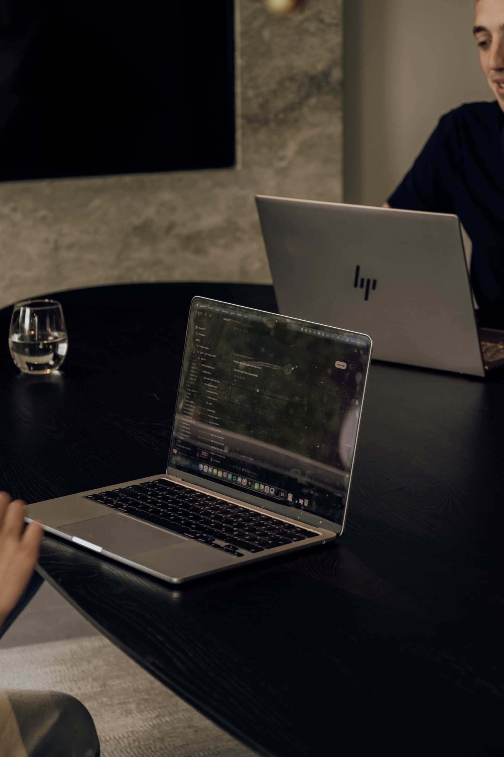 Laptops op tafel tijdens een werkoverleg bij Velantro